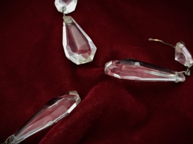 Antique crystal chandelier coffin drop with 1 top button