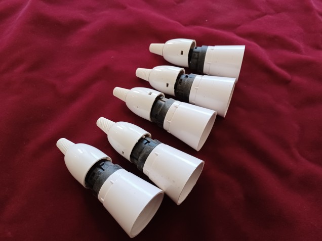 Set of 5 white lamp holders B22 bayonet cap with cord grip