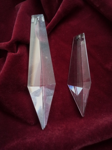 VINTAGE 3 SIDED CRYSTAL PYRAMID DROP 