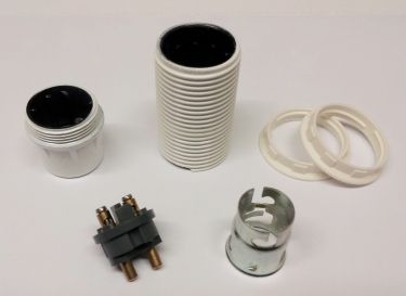 SBC LAMPHOLDER THREADED SKIRT 2 SHADE RINGS WHITE 64MM HIGH 28MM WIDE 10MM ENTRY